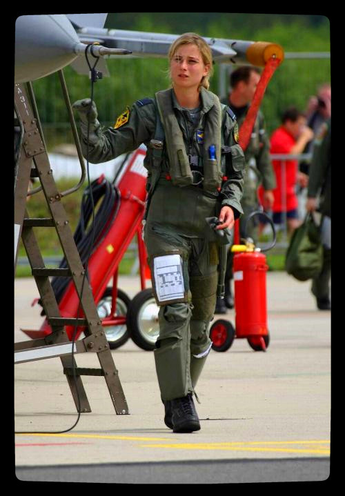 美国空军为女战斗机飞行员定制新飞行服获得一致好评