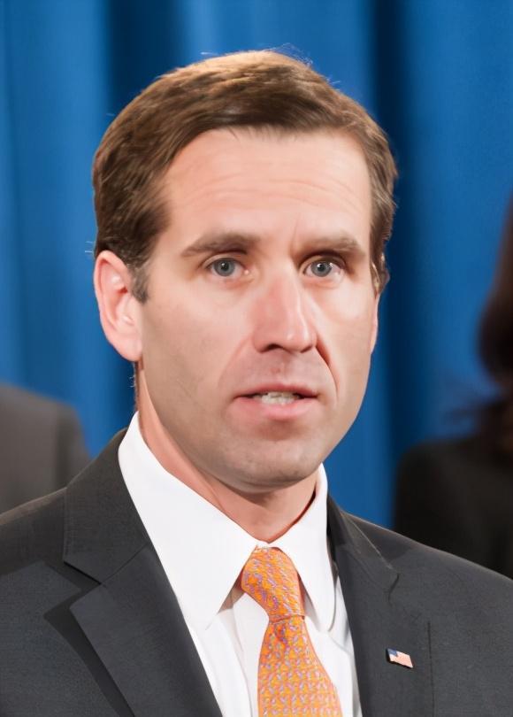 "这是我的儿子博·拜登(beau biden),你们中的很多人帮助他成为特拉华