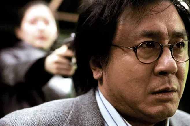 但是因为外貌的原因,崔岷植是更适合电影作品的,于是他开始慢慢转型