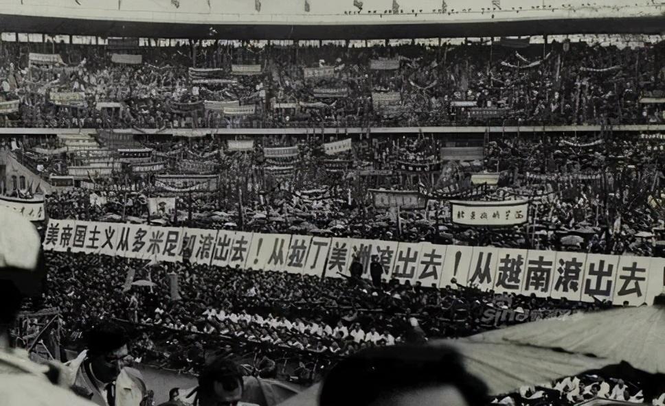 杨文明随即宣布投降.1976年,越南统一,越南战争正式结束.