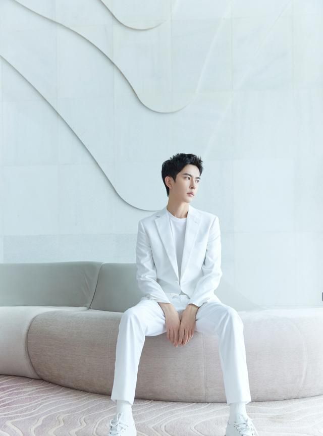 翩翩公子应如于朦胧 谦谦有礼,卓尔不群,白色素衣更为文雅!我要嫁