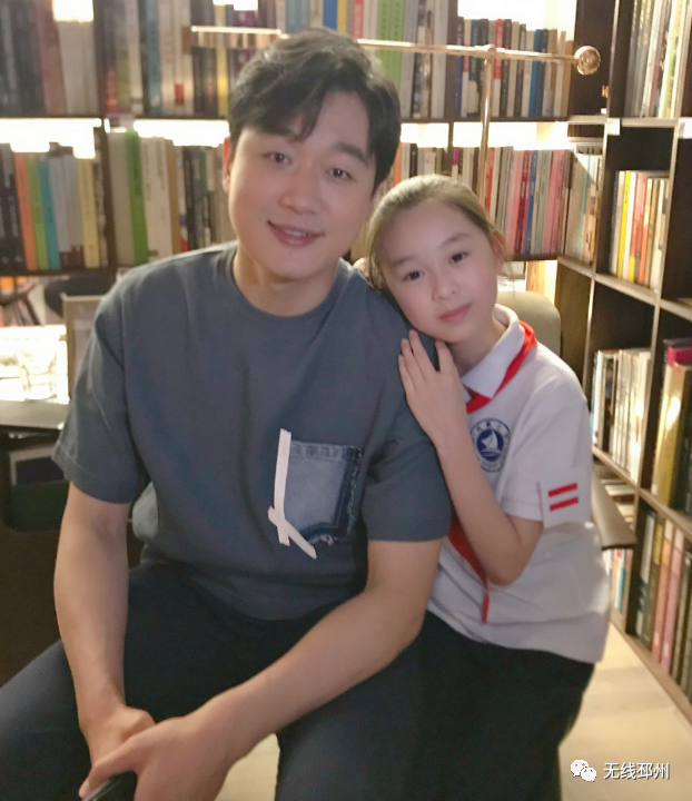 李一情在拍摄部分学校戏的时候,经常会和他们一起讨论怎么样表现好