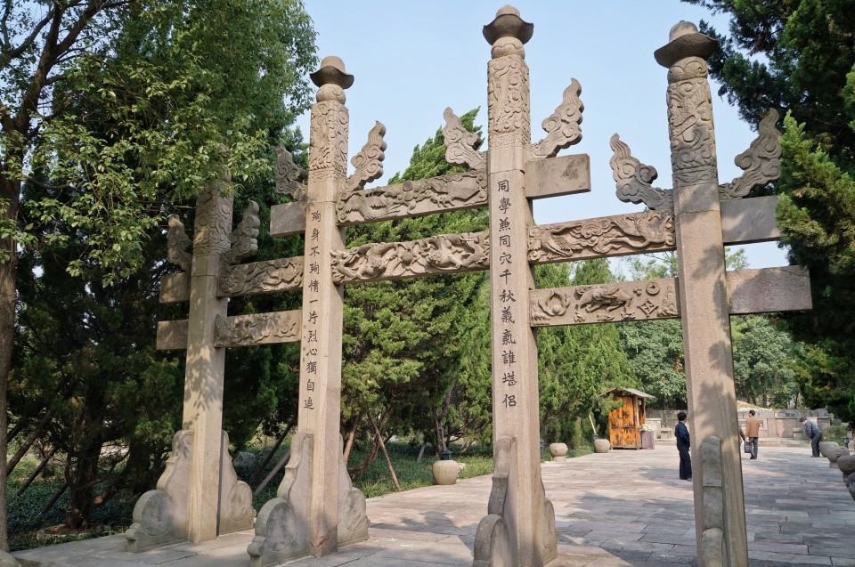 据当地人说,梁山伯是东晋时期在宁波当地的一个父母官,为官时深受当地