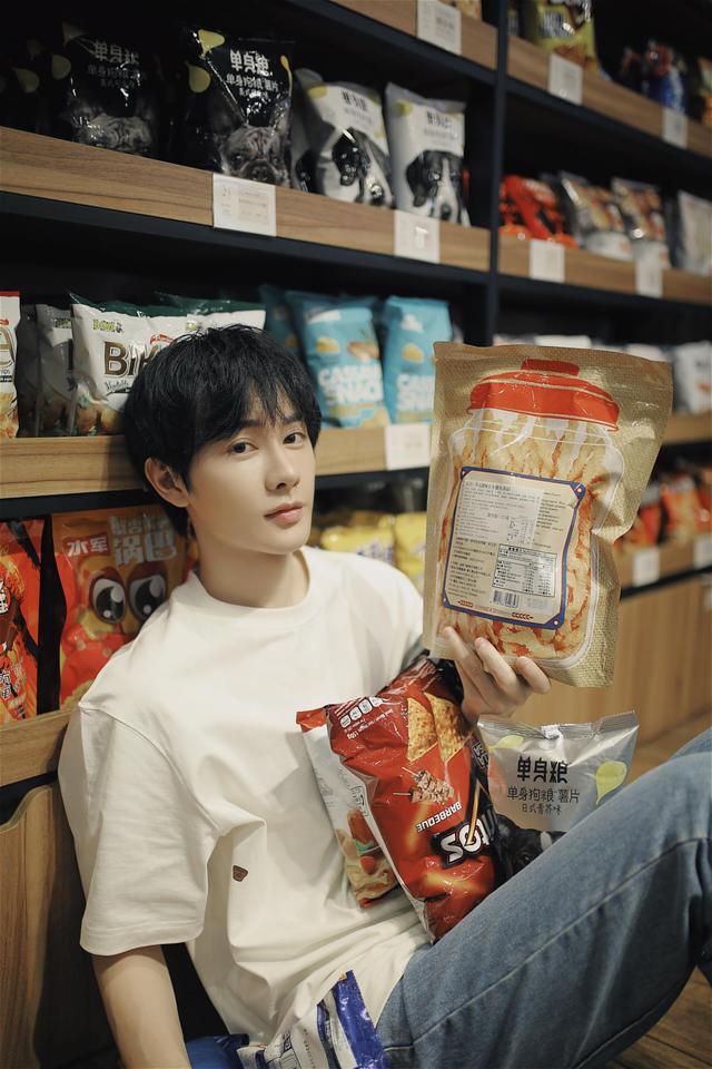 没想到古装男神王佑硕现代装也这么好看