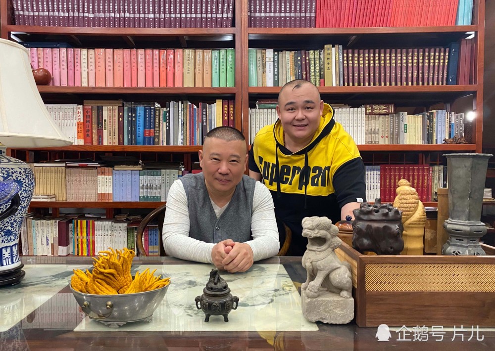 郭德纲书房太豪华了红木家具搭配古玩上千册藏书吸睛