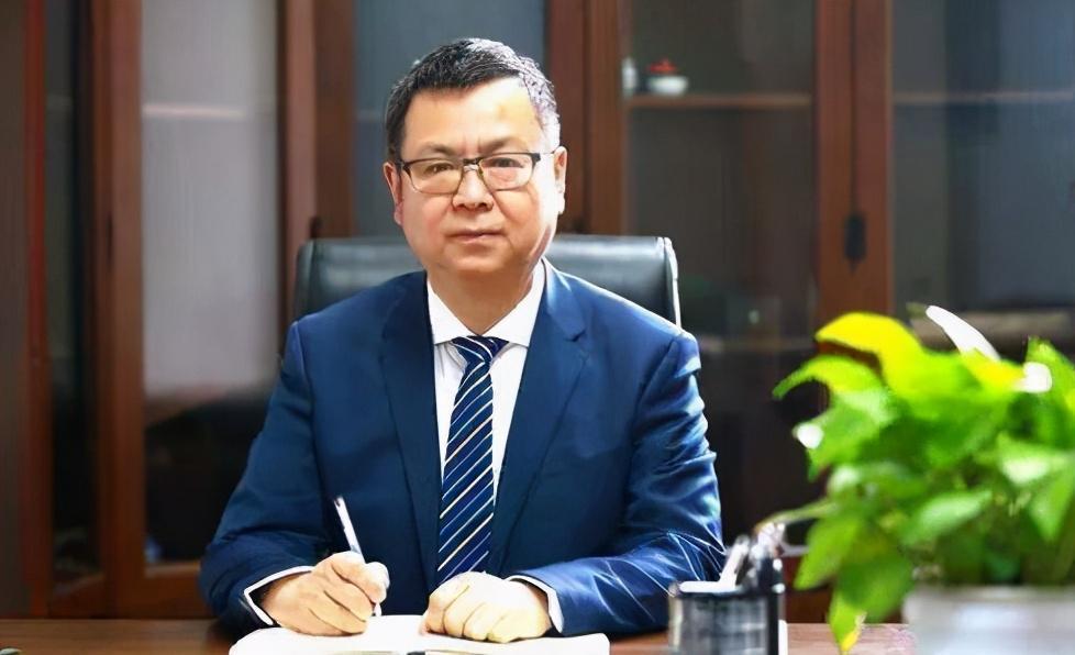 西川中学南校区由杨光荣校长统管,杨校长是两校(西川北与西川南)办公