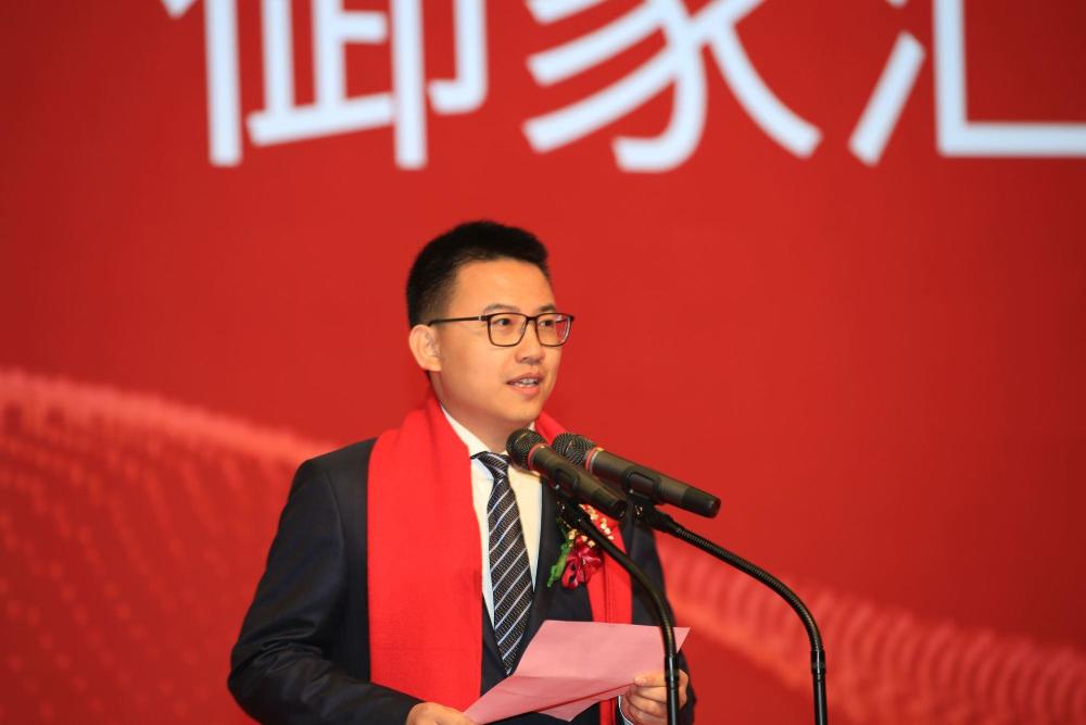 戴跃锋(御家汇股份有限公司董事长)公开资料显示,吴文龙,1983年出生