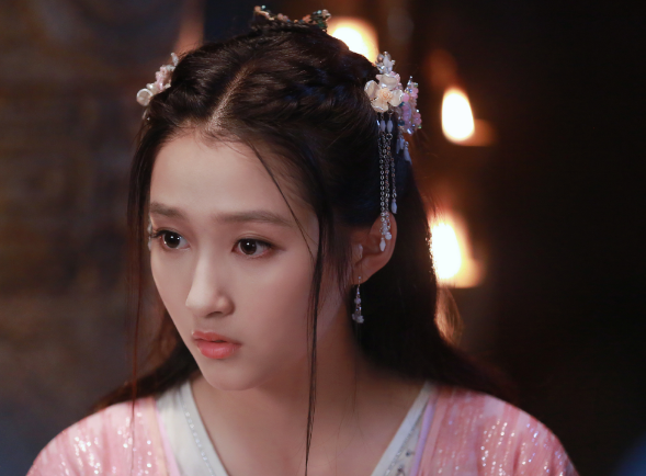 关晓彤是童星出身,8岁的时候曾出演过陈凯歌导演的《无极》,饰演小