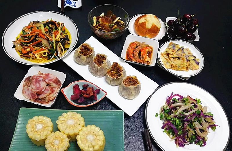 上海老两口的晚餐,在朋友圈沸腾了,网友:吃得够花哨,有钱真好_腾讯