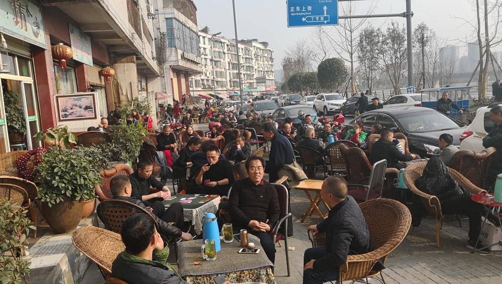 成都天天打麻将的那些人,都不工作嘛?钱从何处来?