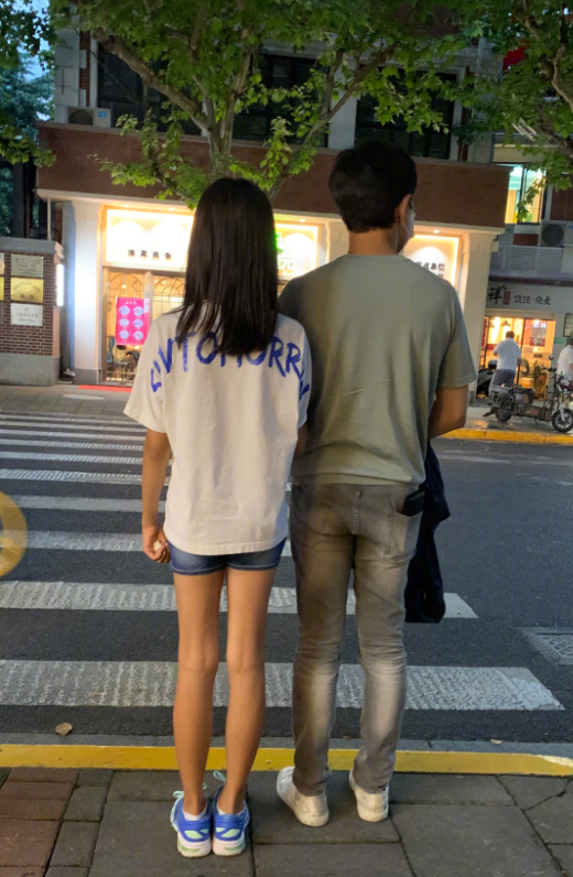 佟大为12岁女儿开挂式长大看清照片里的腿长真实存在的吗