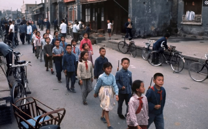 布鲁诺·巴贝|1973年中国真实老照片：当今90后，想象不到的70年生活！