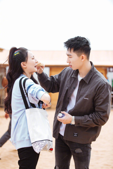 女儿们的恋爱于家翊要和张豆豆做一日情侣张豆豆反应太真实表情亮了