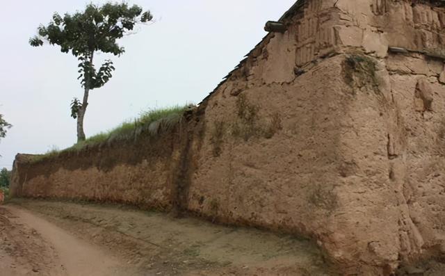 我们前面讲过庚午,辛未路旁土,戊寅,己卯城头土,丙戌,丁亥屋上土.