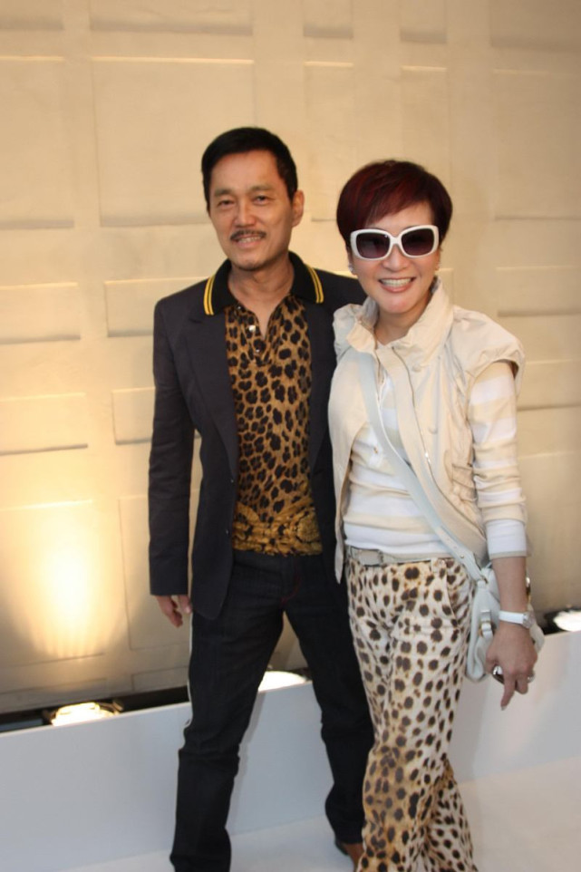 狄波拉带老公玩转时尚蛇皮豹纹彩虹条统统拿下这驾驭力不一般