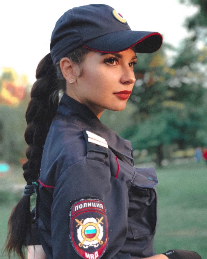 又一女骑警走红,天使面容魔鬼身材,唯一遗憾名花有主_腾讯新闻