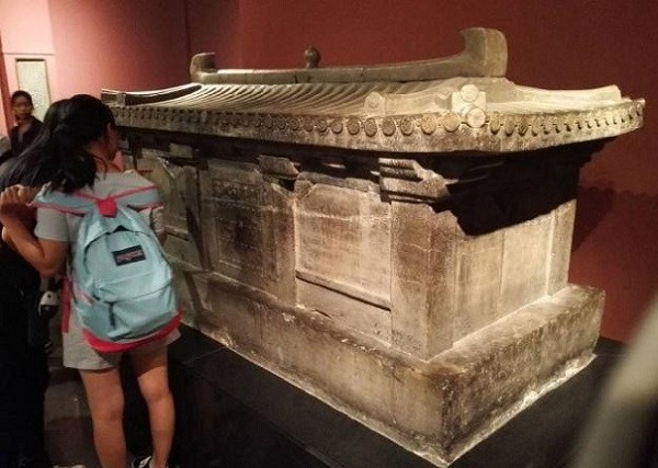 她9岁夭折,被葬入石棺,棺身写着"开者即死"