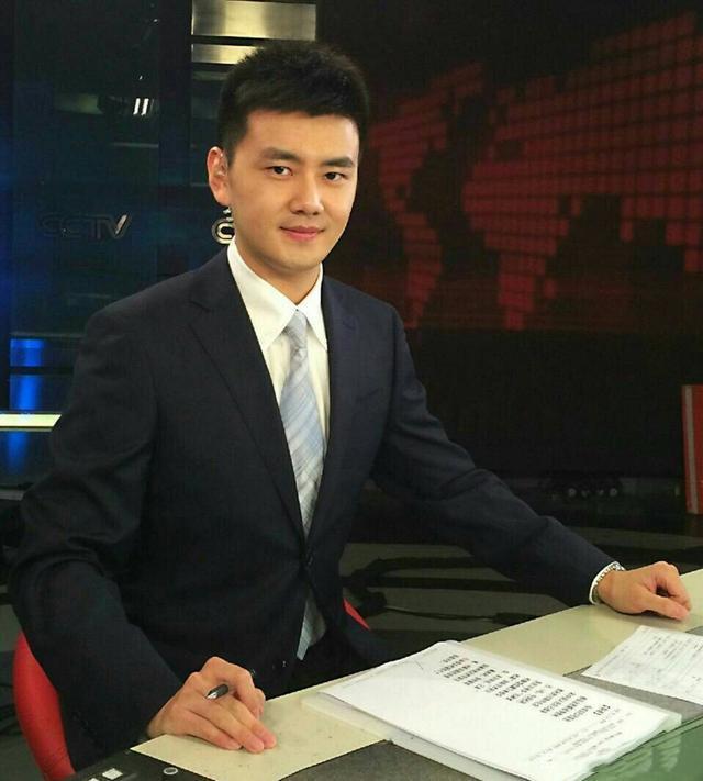 严於信是新闻联播最年轻的主持人一脸端正这名字怎么读