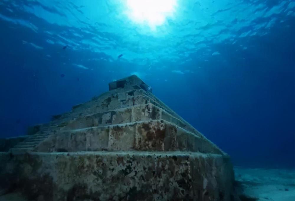 这段视频发布不久后,有人就对此提出了质疑,因为海底存在类似于建筑物