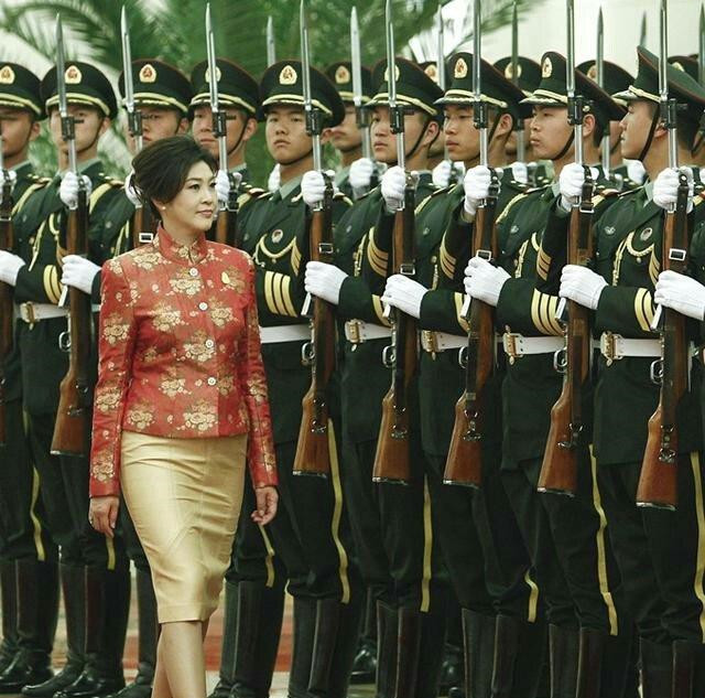 英拉老照片图2是检阅解放军仪仗队,图4穿军装的样子很迷人!