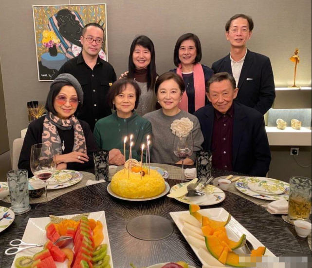 其实每年林青霞生日都会和好友庆祝,婚变传闻后老公也在身后默默守候