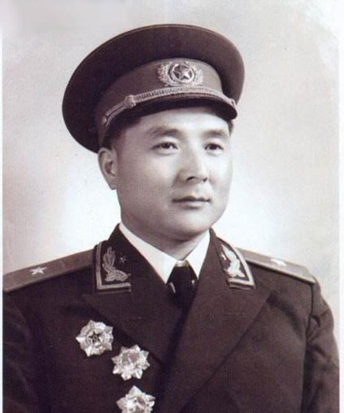 在准军级少将中,他是最被重用的一位,当过大军区司令,后晋上将