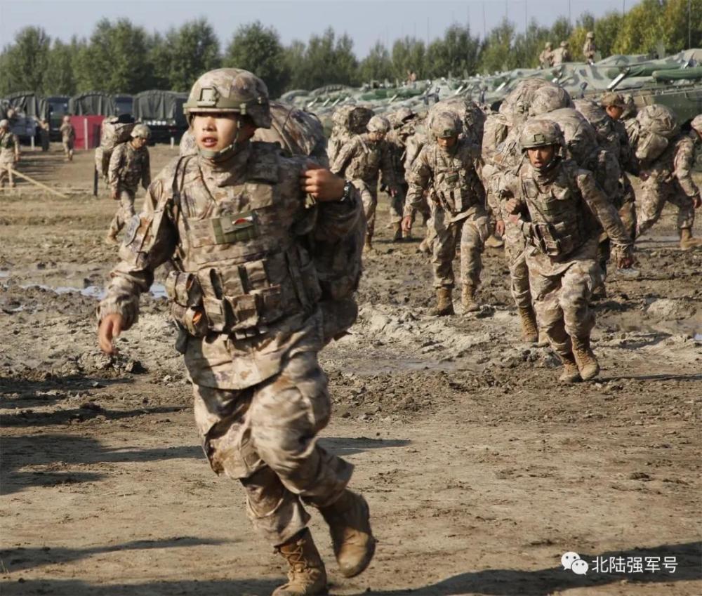 全套荒漠版星空迷彩!陆军精锐换新装后,伪装效果真绝了