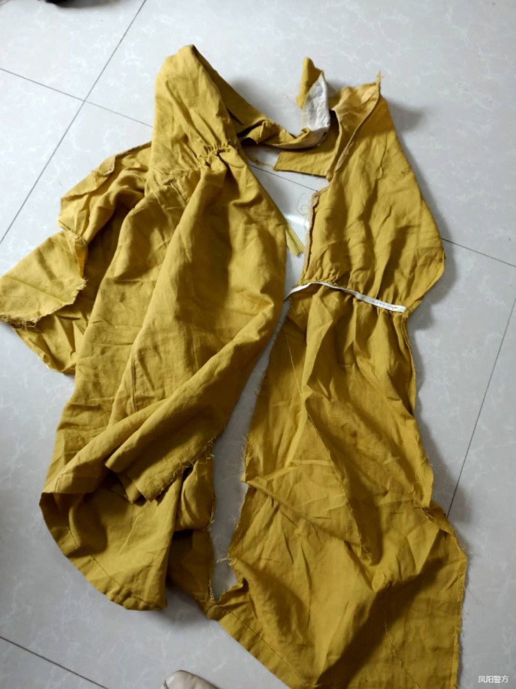 女子回家后发现199件衣服全部被剪烂原因让人难以置信