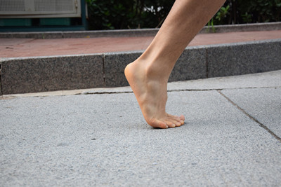 前脚掌落地,过渡到脚趾蹬地.