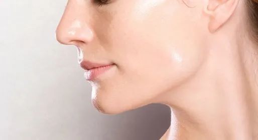 脏,还容易导致痘痘问题,对于爱化妆的女性,皮肤出油会导致脱妆问题