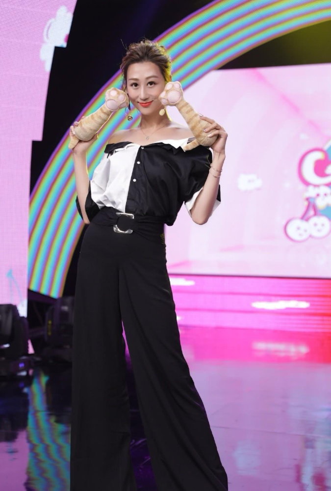 被蒋丽莎气质"惊艳",穿红色短款上衣搭配短款半身裙,高挑纤瘦