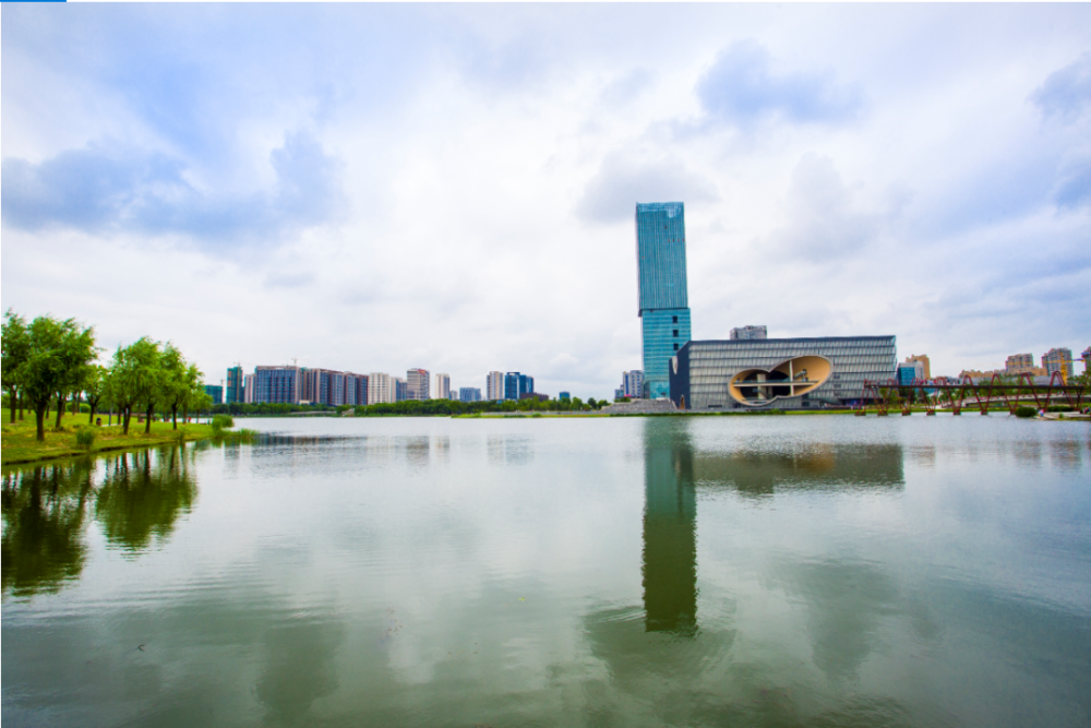 远香湖此外,新城核心区规划和设计还遵循了可持续发展原则.