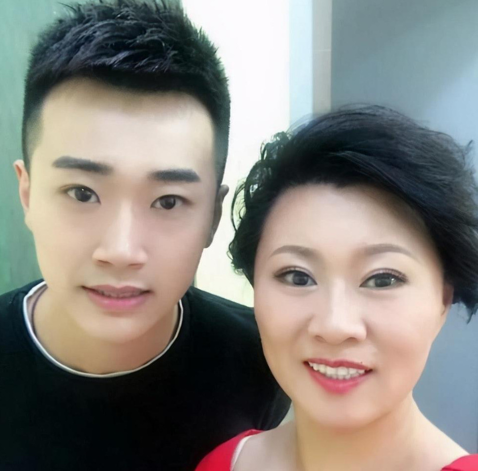 别看赵海燕饰演的都是农村家庭妇女角色,但在现实生