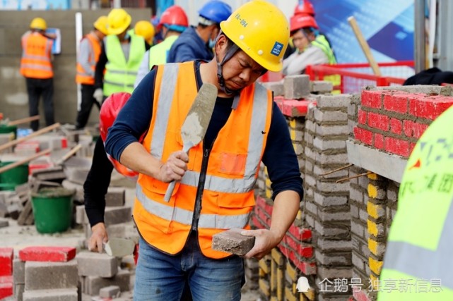 成天说自己上班是"搬砖"的人从来不配!来看看什么是真搬砖!