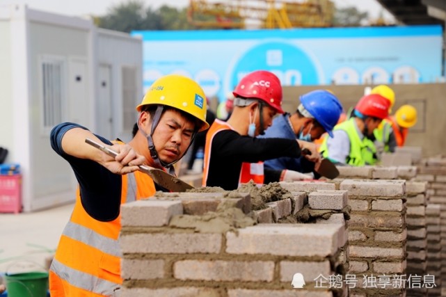 成天说自己上班是"搬砖"的人从来不配!来看看什么是真搬砖!
