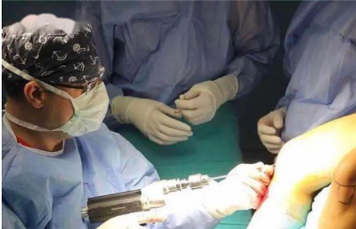 位高三男生,便想通过科技来改变自己的人生,通过长达1年的手术和疗养