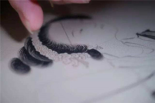 江苏大妈用0.04毫米的头发,绣出12米长画,画中12000人栩栩如生