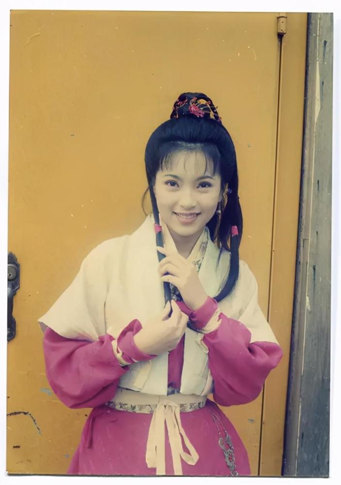 《神雕侠侣》中最美郭芙:下巴"尖"得认不出,至今50岁仍单身_腾讯新闻