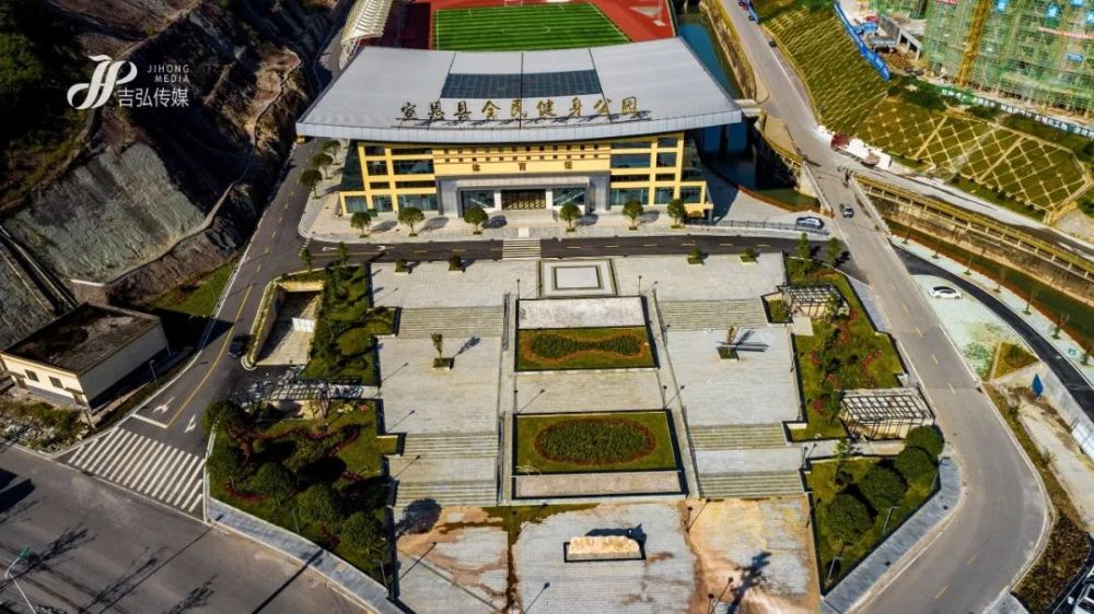 公共部主入口广场命名为"扬帆广场",寓意一帆风顺,扬帆远航.