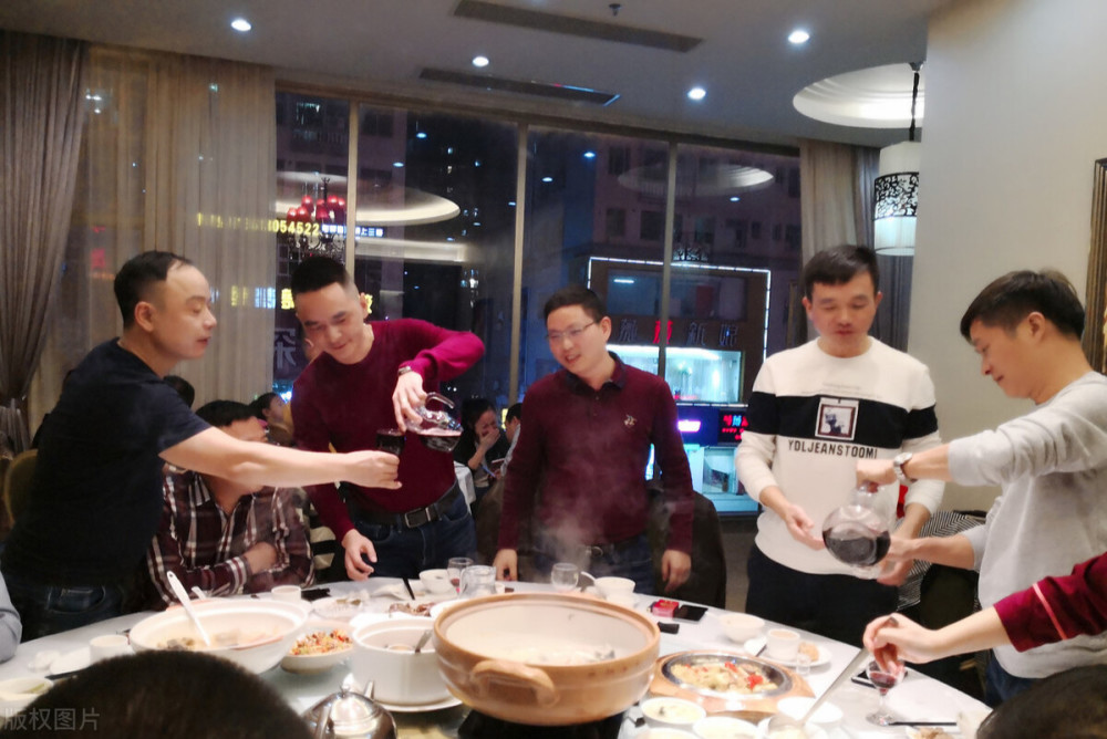 请同事吃饭,有人故意点贵菜怎么办?