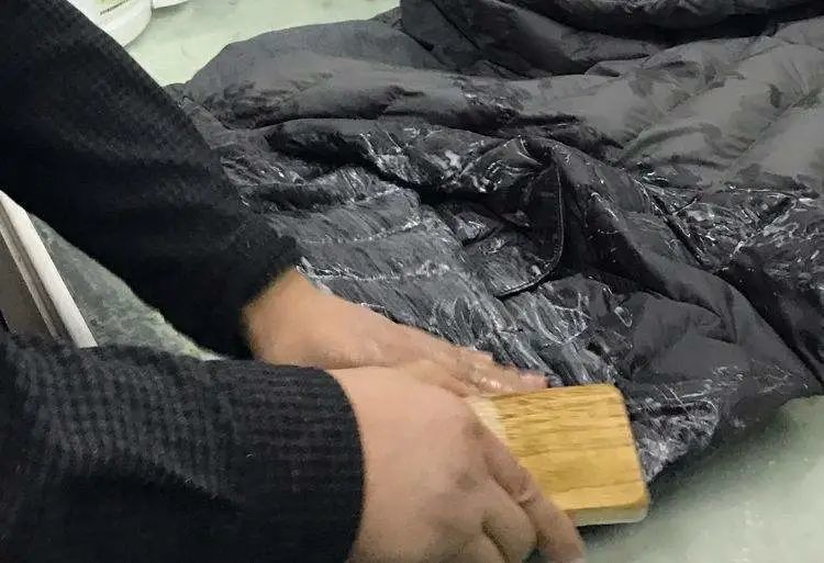 羽绒服脏了_羽绒服脏了怎么清洗?教你八个小技巧