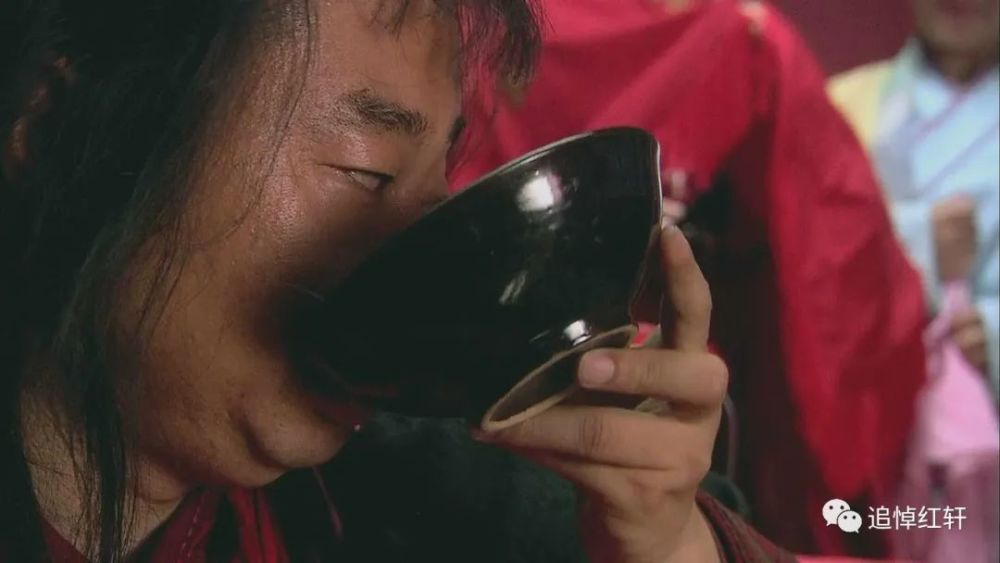 潘金莲也是宁死不从,于是,张大户赌气把潘金莲嫁给了武大郎,还倒贴了