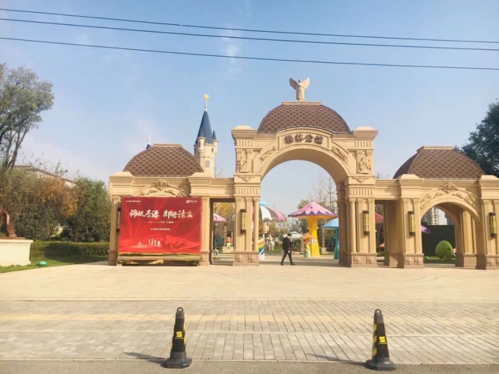 绿地格林公馆位于秦汉新城泾渭大道北段路东,总占地约330亩,分两期