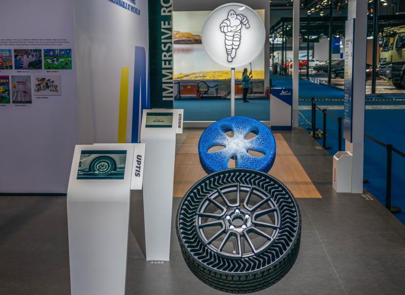 进博尖货轮胎也疯狂米其林带来蓝色蜂巢状概念轮胎2024年可用上