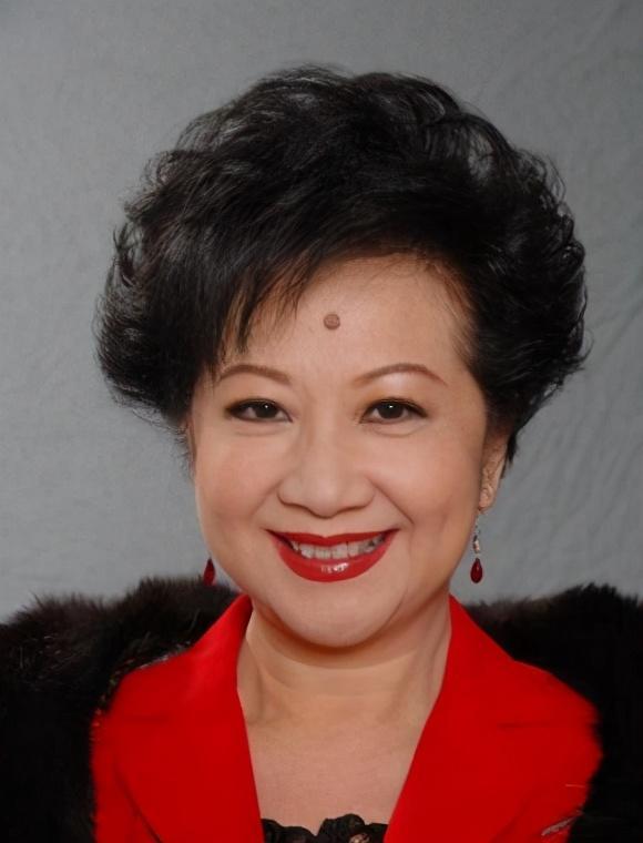 70岁香港大姐大官宣不再嫁与小17岁男友交往14年男方身份神秘