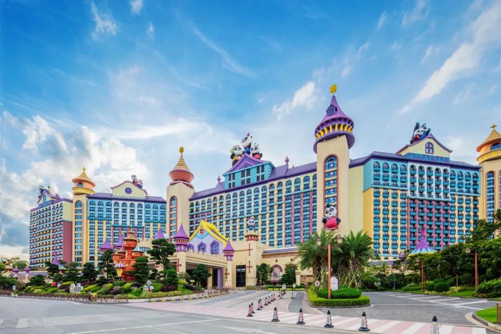 来这里还能带上小朋友一起去逛 长隆野生动物世界,和野生动物们亲密