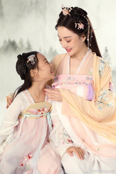 李小璐|凭借新歌高调复出后，李小璐再晒视频，衣服上ONE字引争议