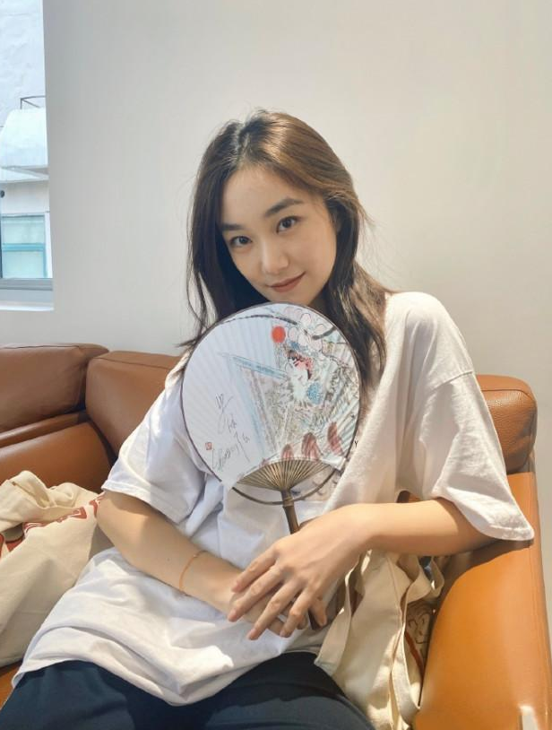 而且在学校里,孙艳与同学也相处的特别好,她之前就特意晒出过室友为