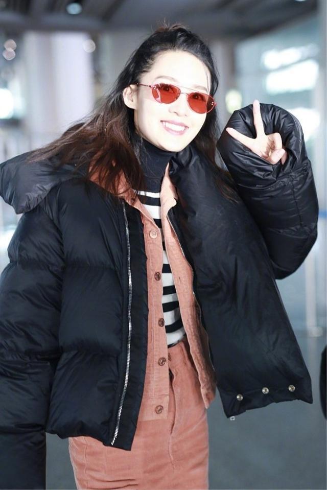 李沁穿黑色羽绒服现身机场内搭灯芯绒套装网友一个行走的小企鹅