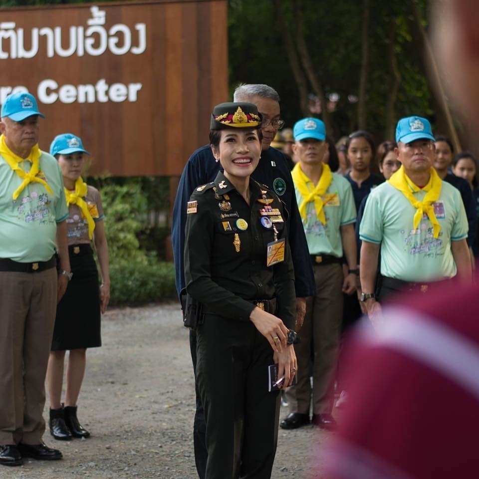 泰国诗妮娜贵妃穿军装亮相,侧身瘦如"纸片",浓妆下颜值高惹男士行注目